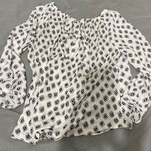 Woman’s blouse size (m)
